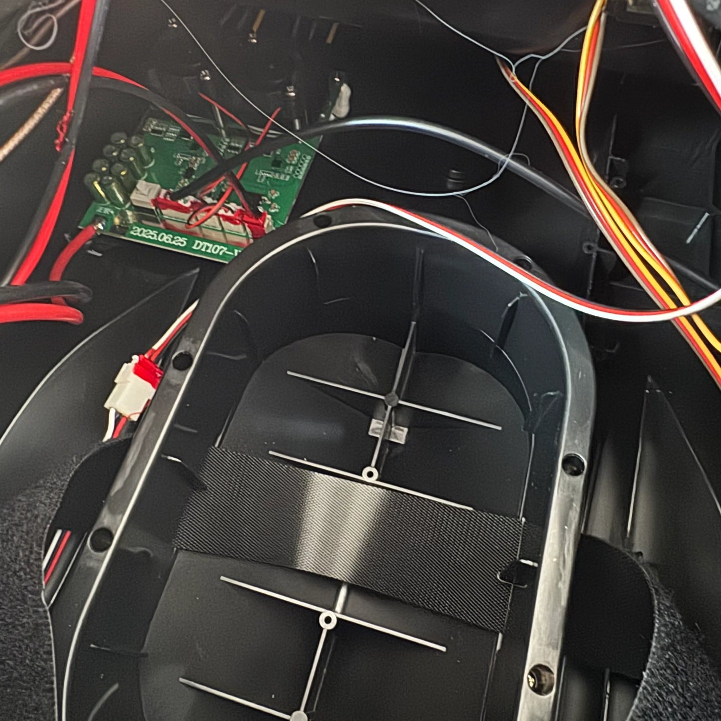 Лодка за захранка Flytec V066 GPS 200 точки 1000 м обхват и батерия 18000 mAh