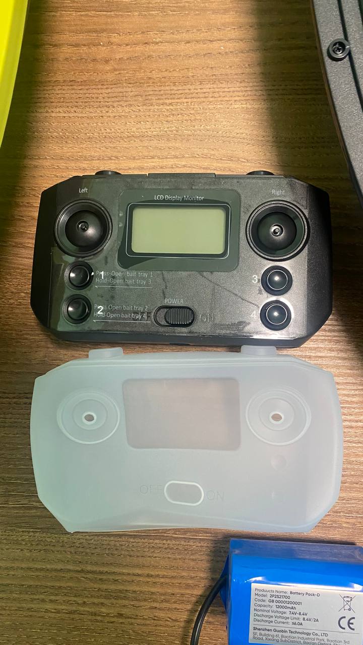 Лодка за захранка D19 с GPS (100 точки), 4 контейнера и 3 кг капацитет