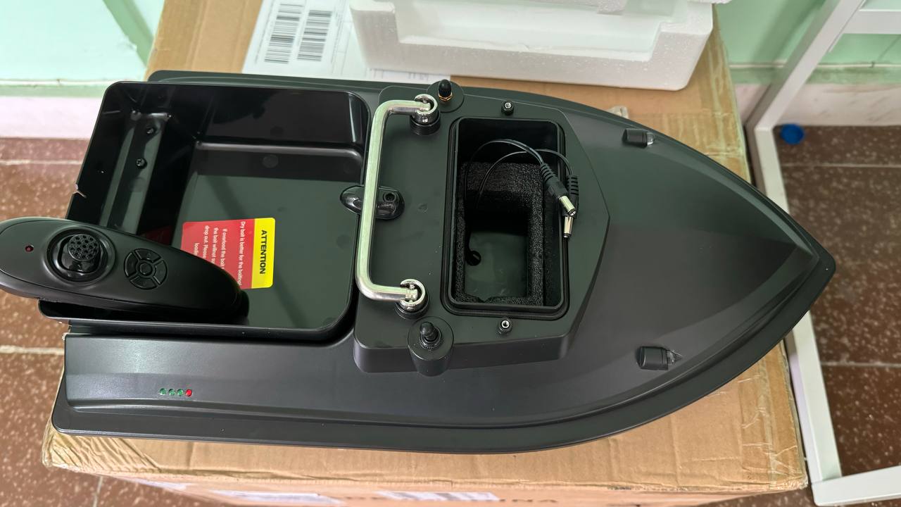 Лодка за захранка D050 – 500 м обхват, 2 кг капацитет, LED осветление