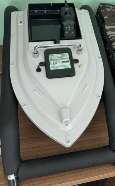 Лодка за захранка D26 с GPS и 500м обхват – 2 кг капацитет