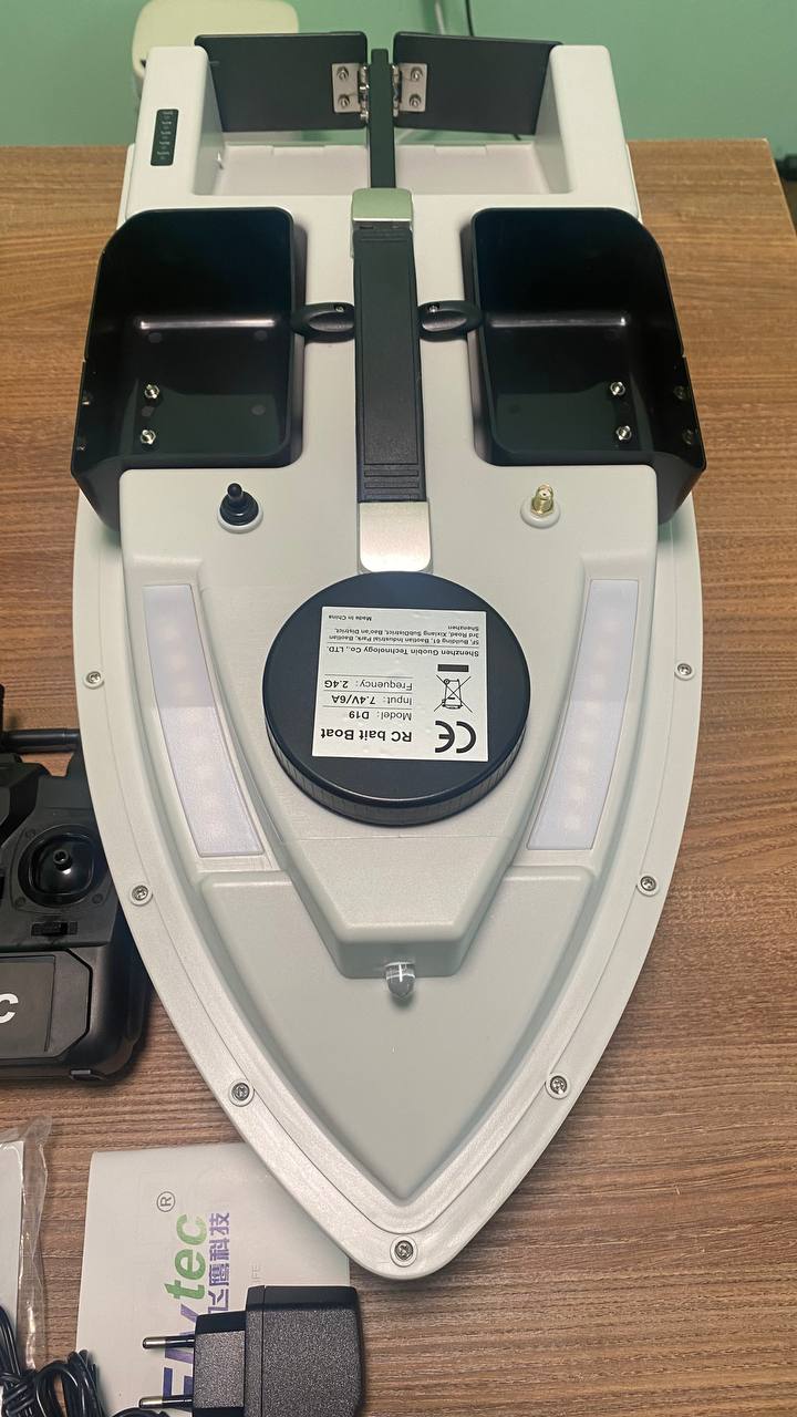 Лодка за захранка D19 с GPS (100 точки), 4 контейнера и 3 кг капацитет