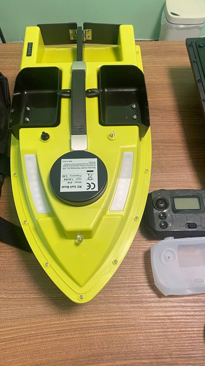 Лодка за захранка D19 с GPS (100 точки), 4 контейнера и 3 кг капацитет