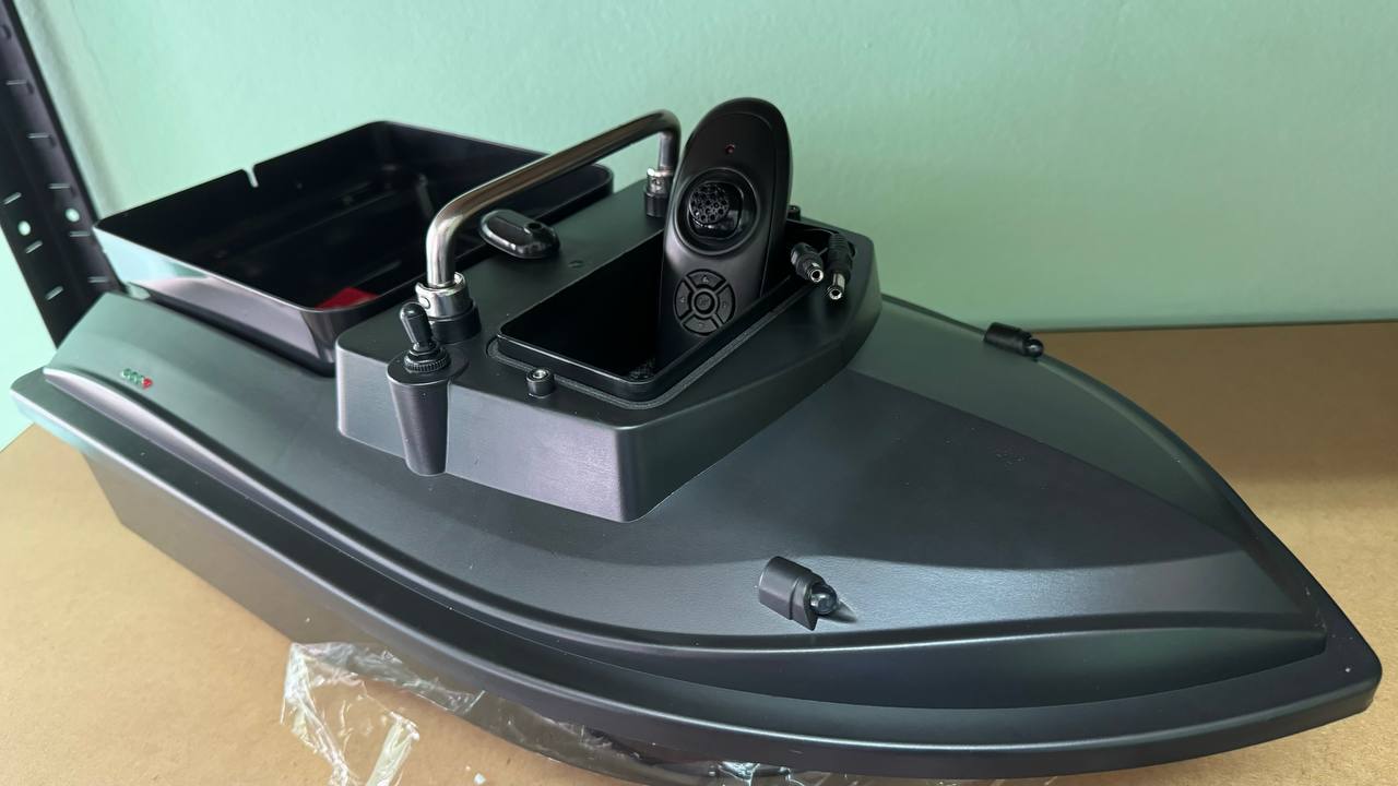 Лодка за захранка D050 – 500 м обхват, 2 кг капацитет, LED осветление