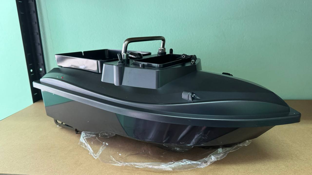 Лодка за захранка D050 – 500 м обхват, 2 кг капацитет, LED осветление