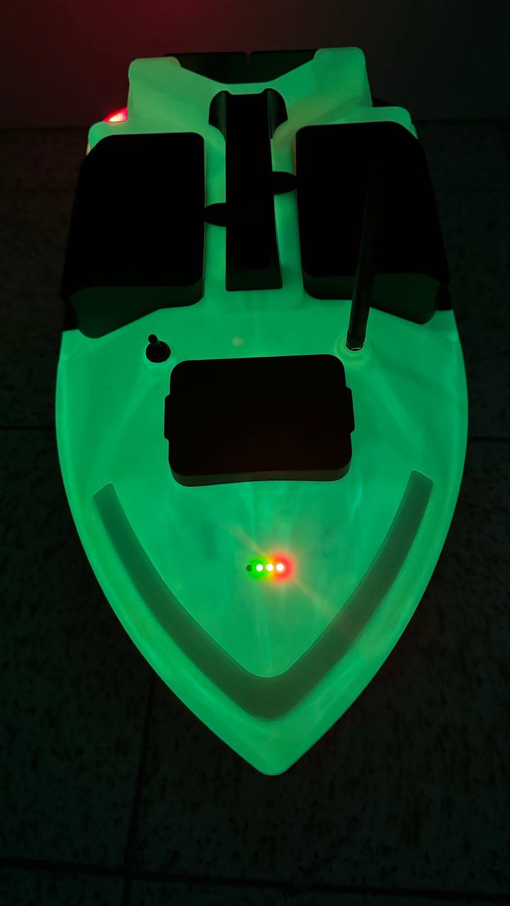 Лодка за захранка V020 с GPS, 40 точки и 2 кг капацитет