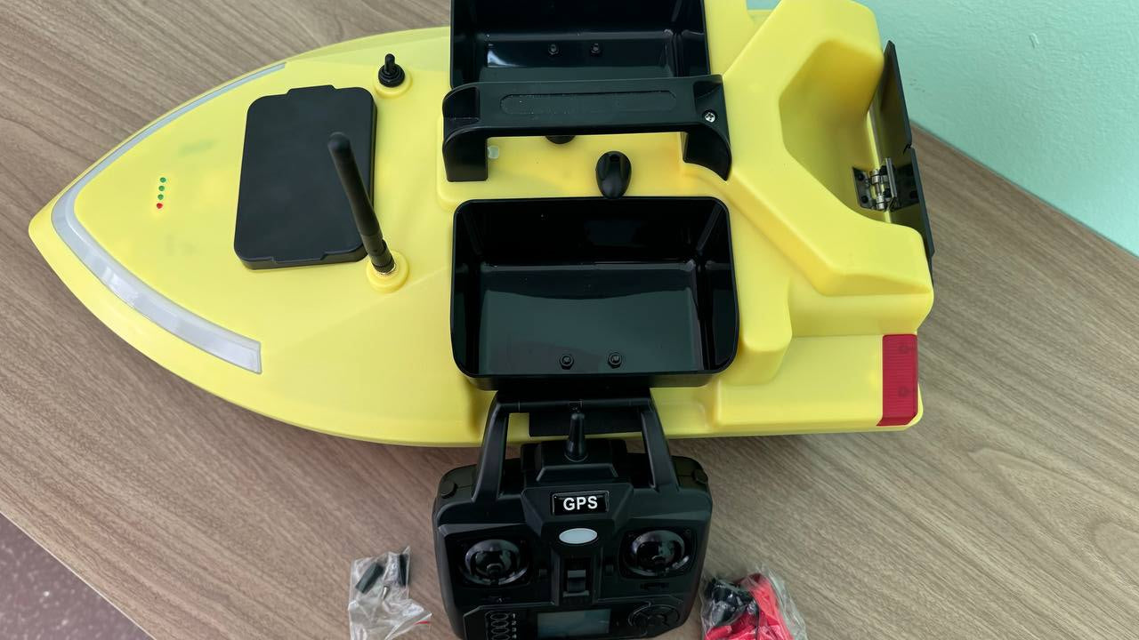 Лодка за захранка V020 с GPS, 40 точки и 2 кг капацитет