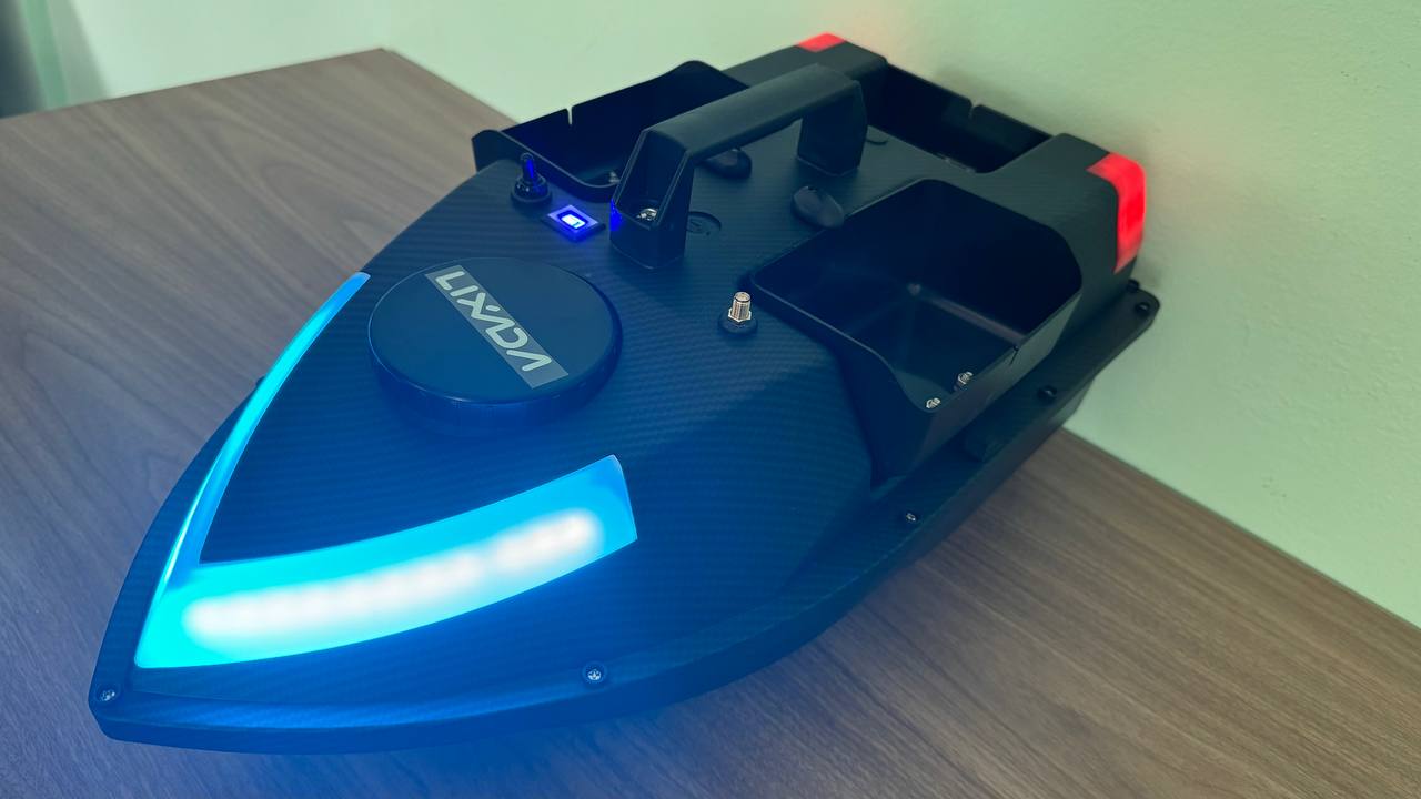 Лодка за захранка D20 с GPS (99 точки) и 2 кг капацитет