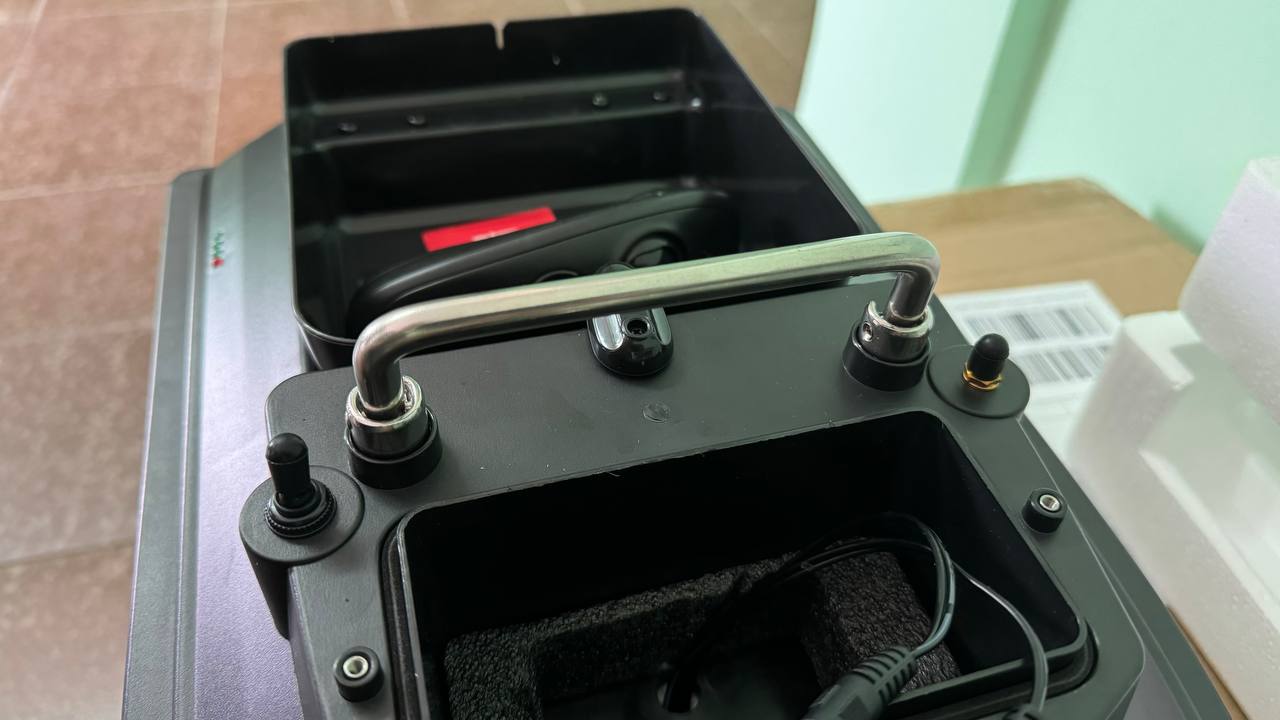 Лодка за захранка D050 – 500 м обхват, 2 кг капацитет, LED осветление